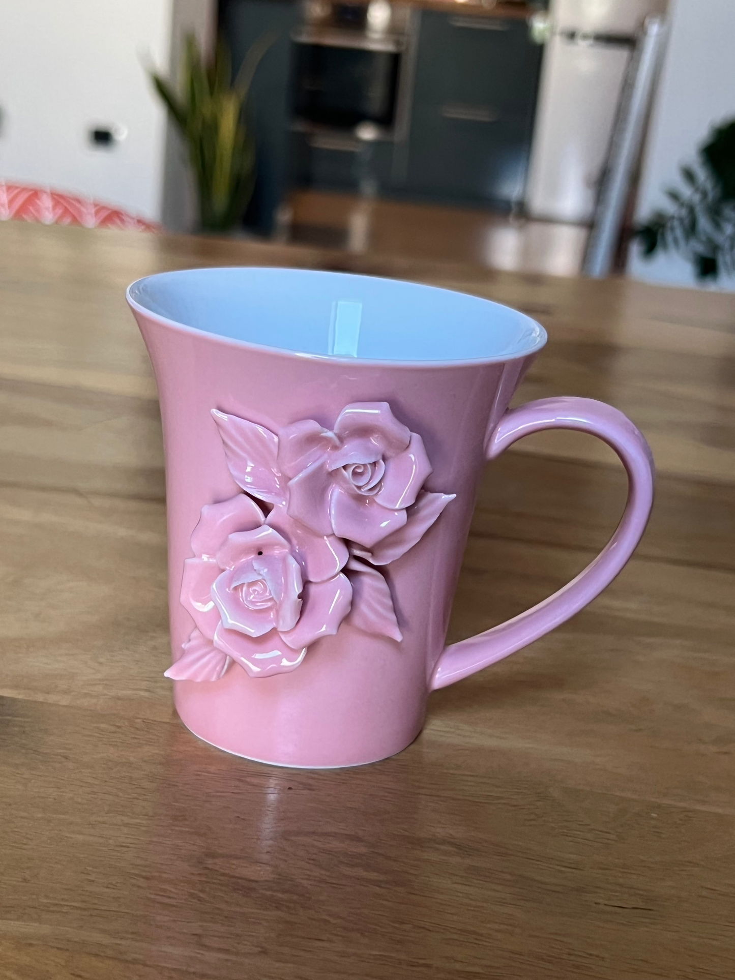 Tris di tazze da tè in argilla fatte a mano con rose tridimensionali