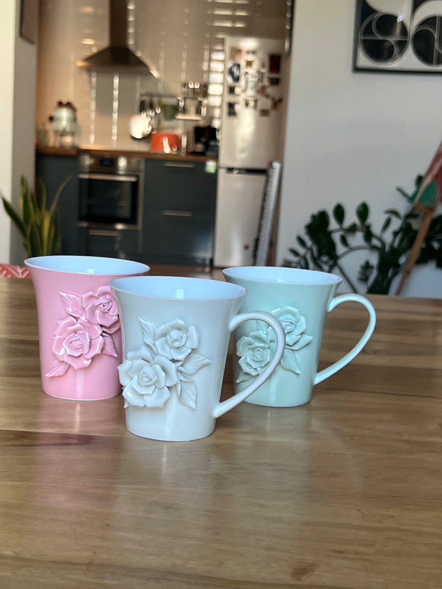 Tris di tazze da tè in argilla fatte a mano con rose tridimensionali