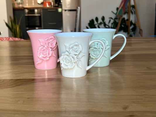 Tris di tazze da tè in argilla fatte a mano con rose tridimensionali
